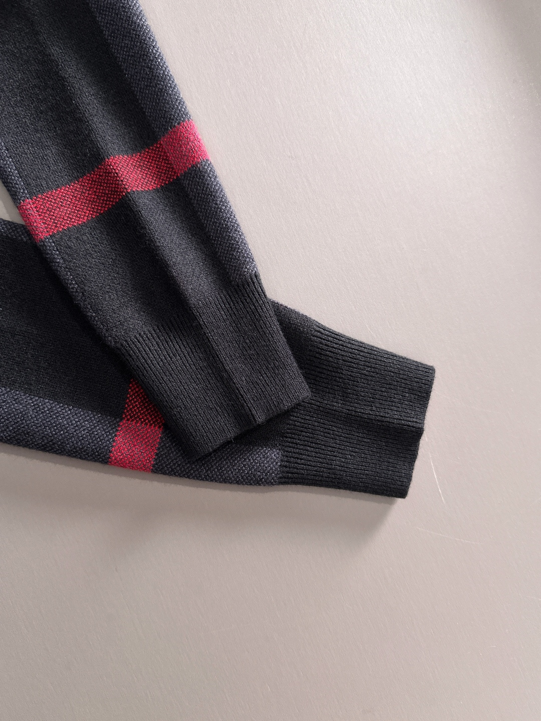 Burberry 2025秋冬新款羊毛毛衣 高品质意大利进口羊毛混纺面料，高密度针织，时尚百搭毛衣，帅气