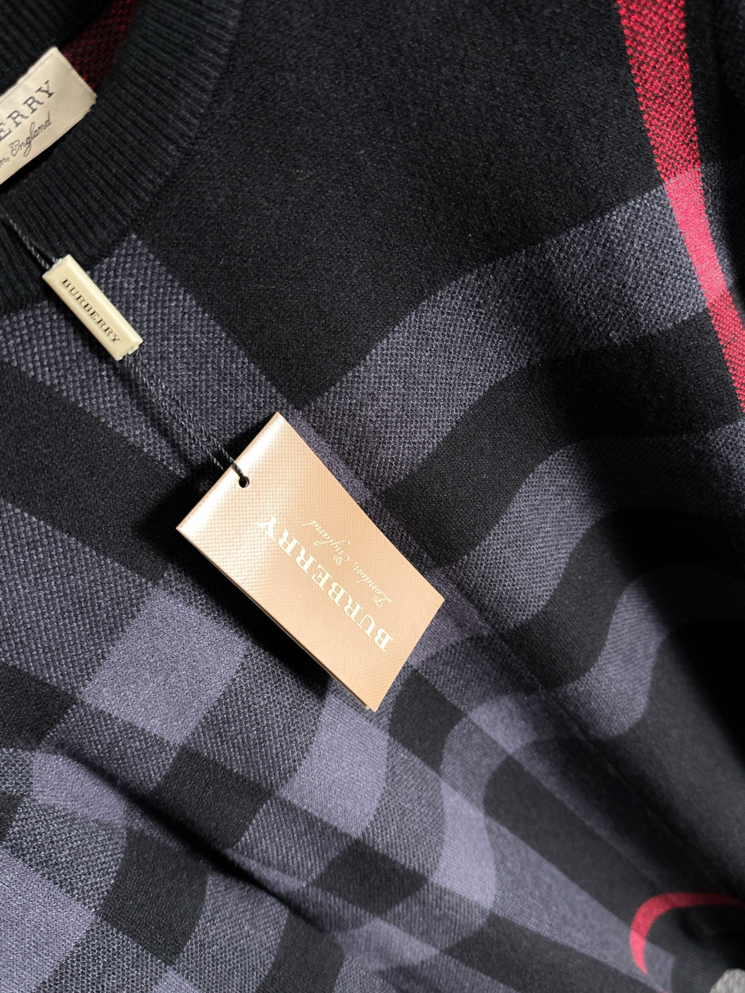 Burberry 2025秋冬新款羊毛毛衣 高品质意大利进口羊毛混纺面料，高密度针织，时尚百搭毛衣，帅气