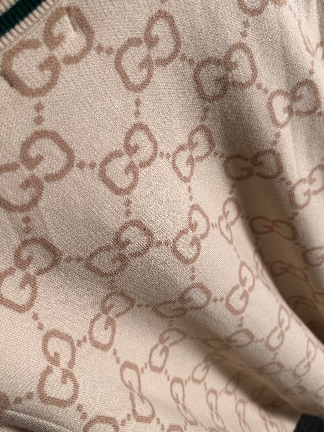 gucci 2025秋冬新款羊毛毛衣 高品质意大利进口羊毛混纺面料，高密度针织，时尚百搭毛衣，帅气十足。