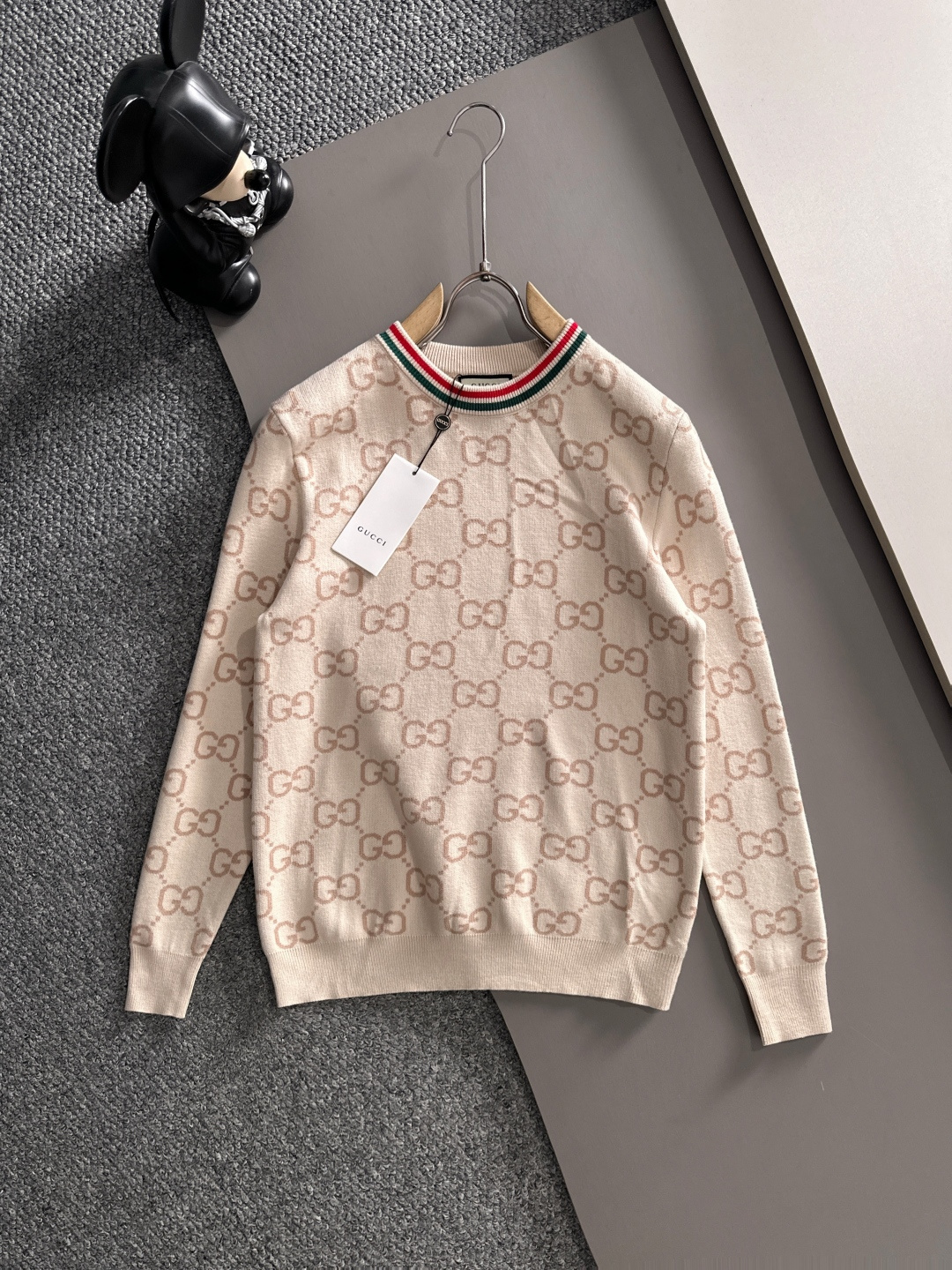 gucci 2025秋冬新款羊毛毛衣 高品质意大利进口羊毛混纺面料，高密度针织，时尚百搭毛衣，帅气十足。