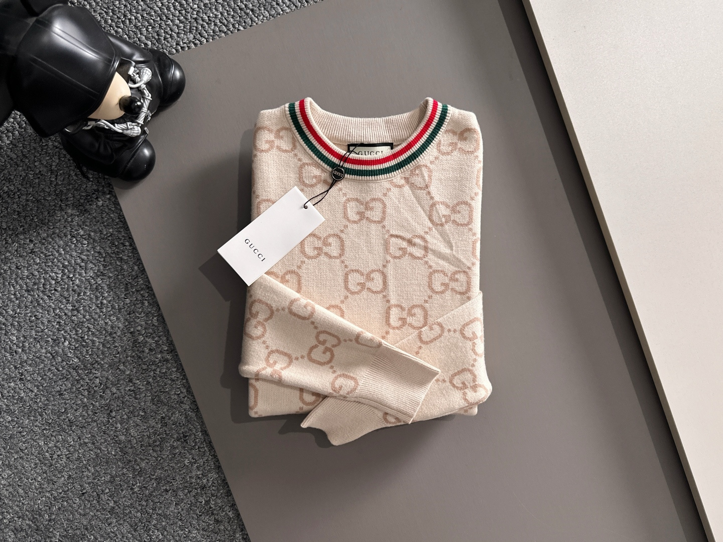 gucci 2025秋冬新款羊毛毛衣 高品质意大利进口羊毛混纺面料，高密度针织，时尚百搭毛衣，帅气十足。