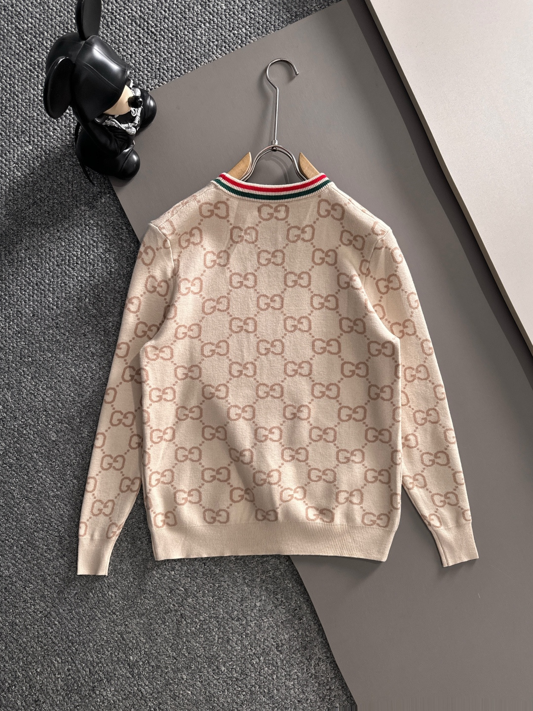 gucci 2025秋冬新款羊毛毛衣 高品质意大利进口羊毛混纺面料，高密度针织，时尚百搭毛衣，帅气十足。