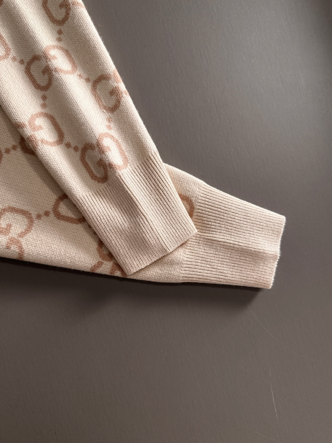 gucci 2025秋冬新款羊毛毛衣 高品质意大利进口羊毛混纺面料，高密度针织，时尚百搭毛衣，帅气十足。