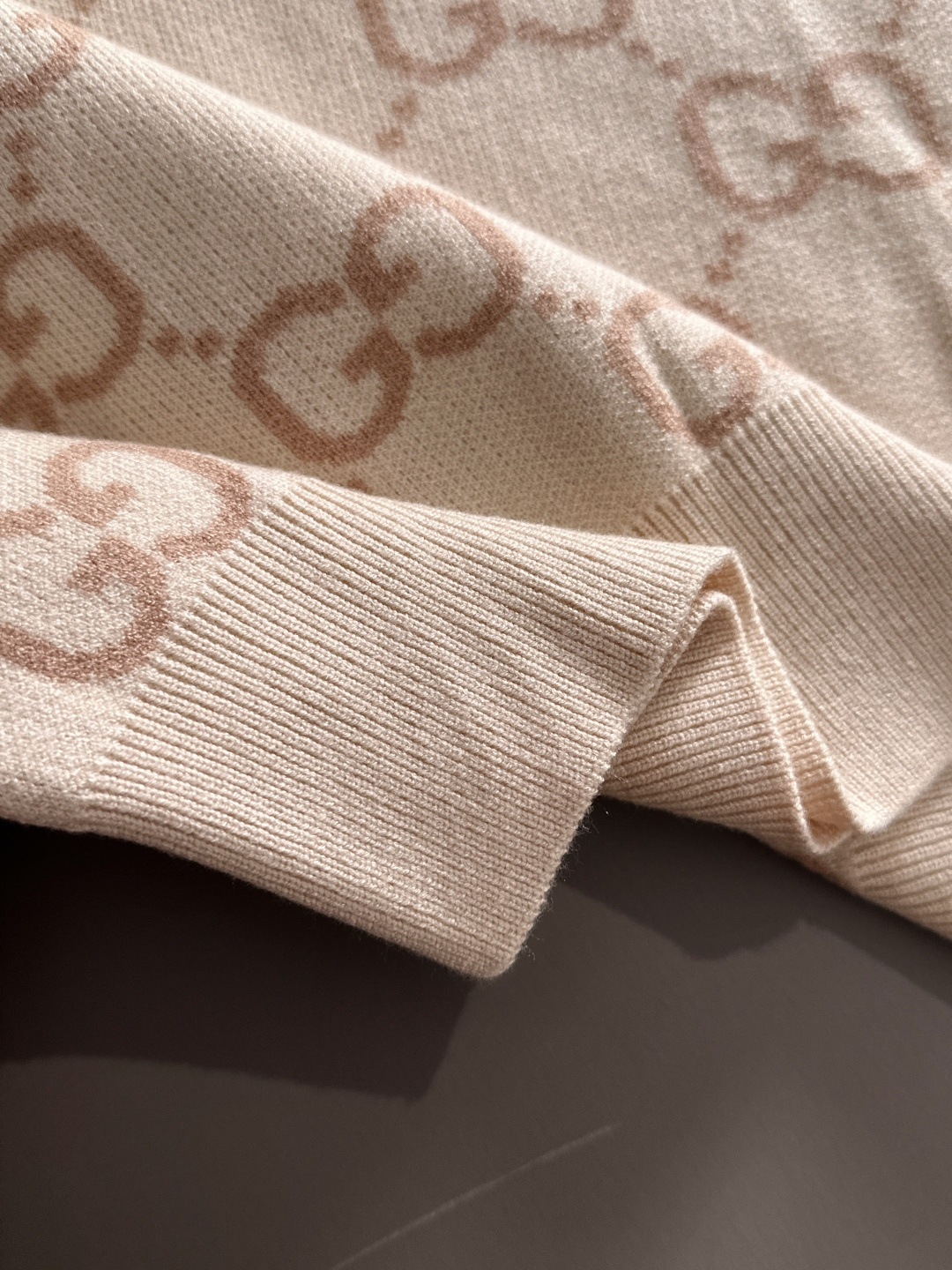 gucci 2025秋冬新款羊毛毛衣 高品质意大利进口羊毛混纺面料，高密度针织，时尚百搭毛衣，帅气十足。