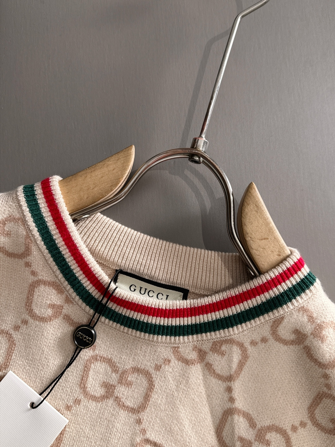 gucci 2025秋冬新款羊毛毛衣 高品质意大利进口羊毛混纺面料，高密度针织，时尚百搭毛衣，帅气十足。