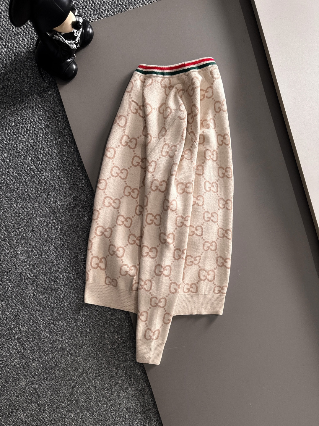 gucci 2025秋冬新款羊毛毛衣 高品质意大利进口羊毛混纺面料，高密度针织，时尚百搭毛衣，帅气十足。