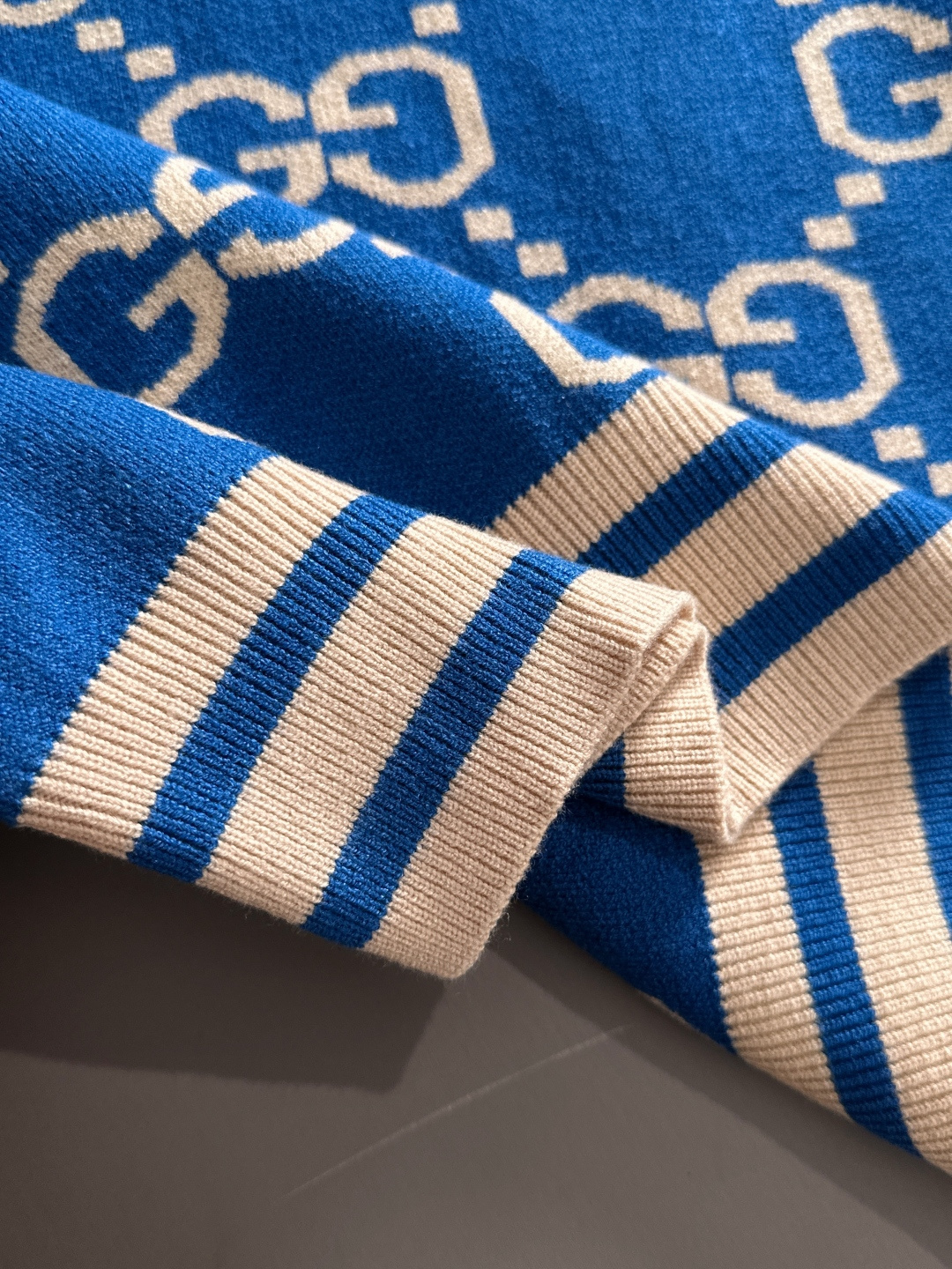 gucci 2025秋冬新款羊毛毛衣 高品质意大利进口羊毛混纺面料，高密度针织，时尚百搭毛衣，帅气十足。