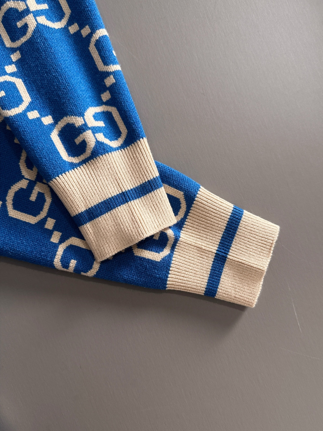 gucci 2025秋冬新款羊毛毛衣 高品质意大利进口羊毛混纺面料，高密度针织，时尚百搭毛衣，帅气十足。