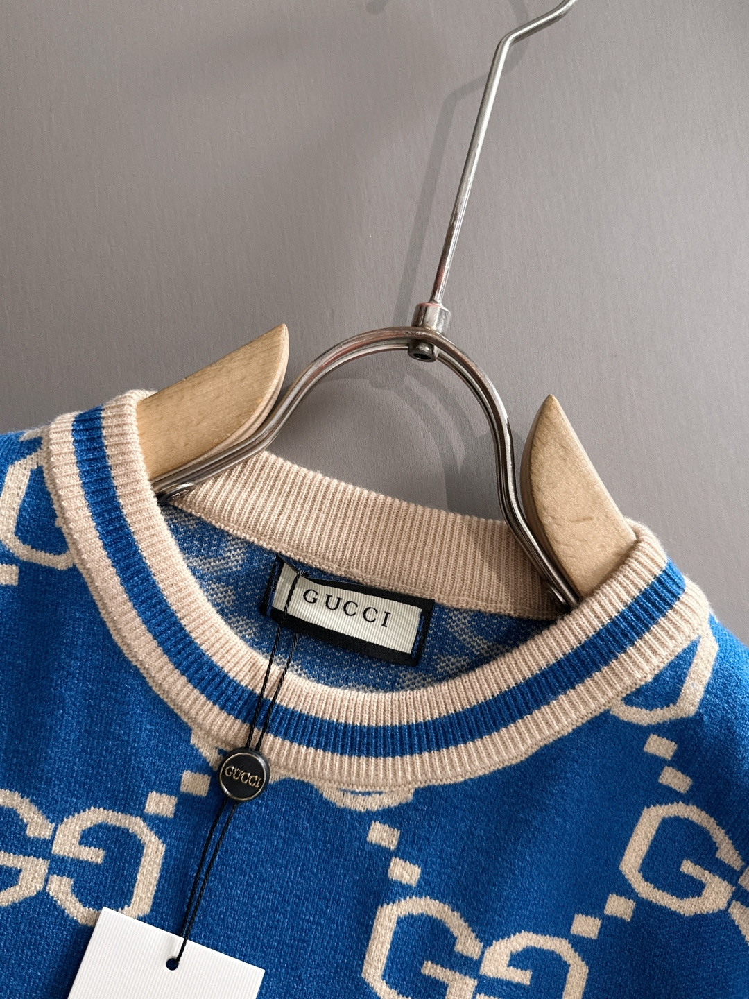 gucci 2025秋冬新款羊毛毛衣 高品质意大利进口羊毛混纺面料，高密度针织，时尚百搭毛衣，帅气十足。