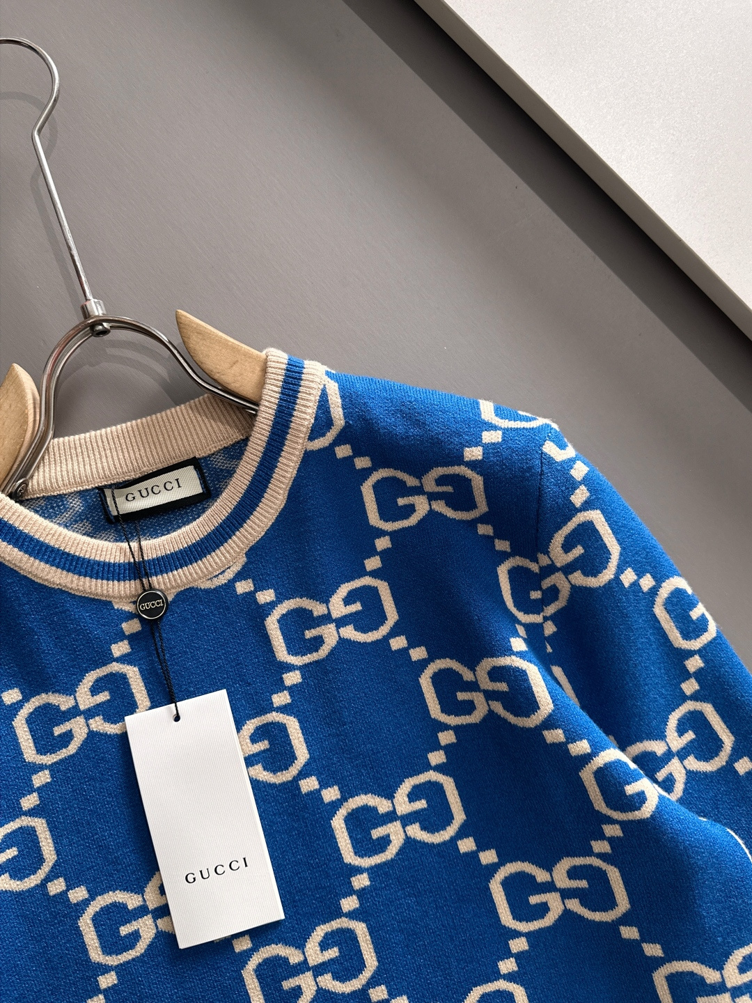 gucci 2025秋冬新款羊毛毛衣 高品质意大利进口羊毛混纺面料，高密度针织，时尚百搭毛衣，帅气十足。