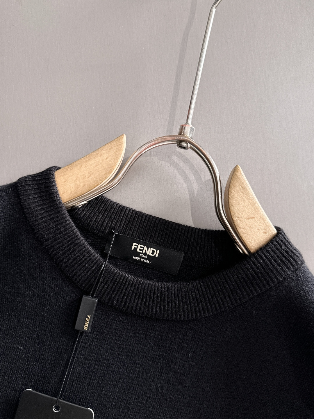 fendi 2025秋冬新款羊毛毛衣 高品质意大利进口羊毛混纺面料，高密度针织，时尚百搭毛衣，帅气十足。