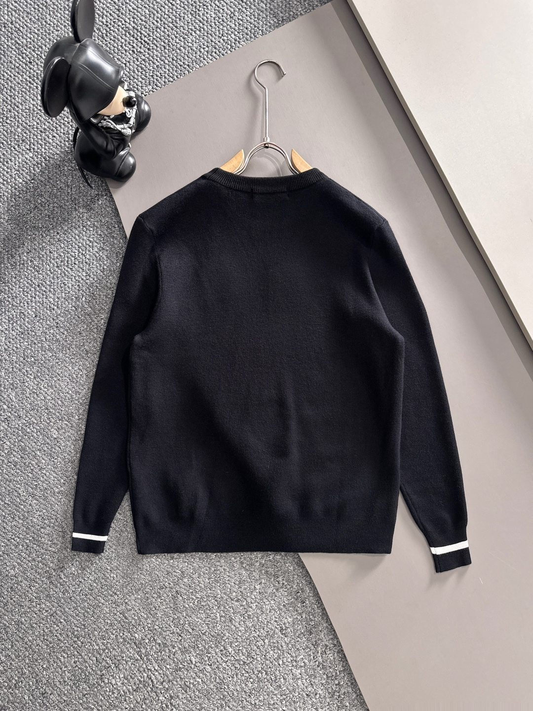 fendi 2025秋冬新款羊毛毛衣 高品质意大利进口羊毛混纺面料，高密度针织，时尚百搭毛衣，帅气十足。