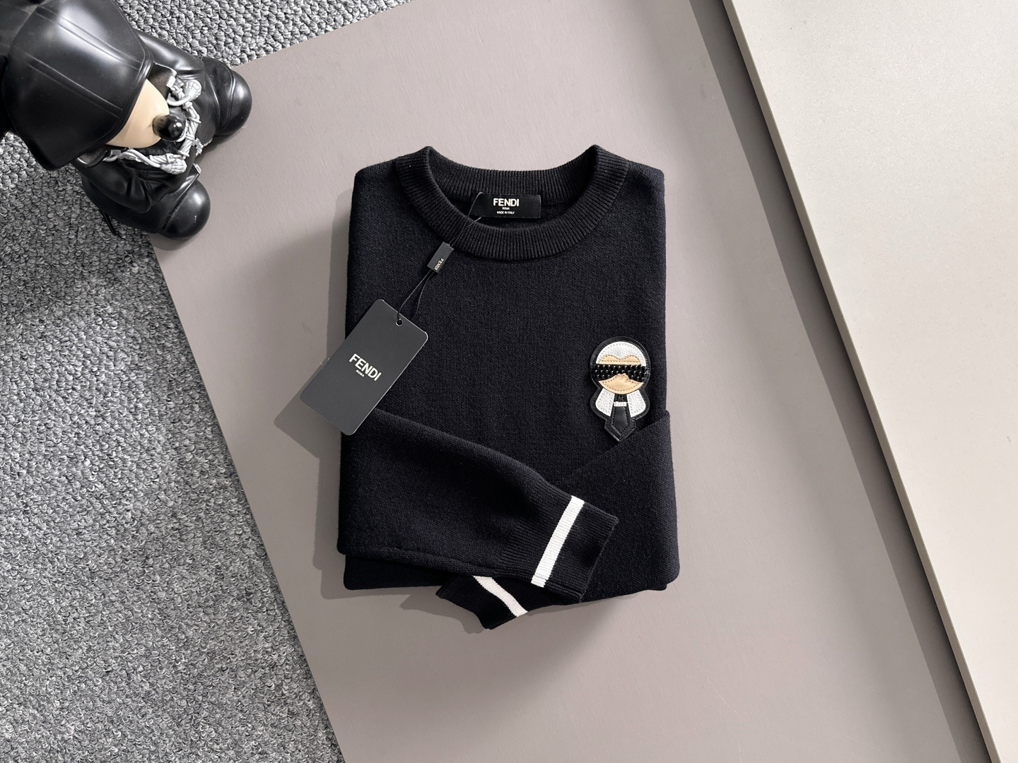 fendi 2025秋冬新款羊毛毛衣 高品质意大利进口羊毛混纺面料，高密度针织，时尚百搭毛衣，帅气十足。