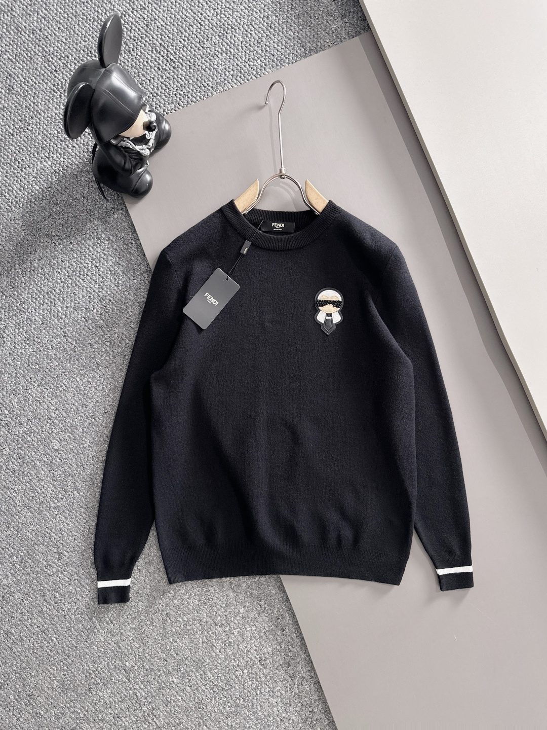 fendi 2025秋冬新款羊毛毛衣 高品质意大利进口羊毛混纺面料，高密度针织，时尚百搭毛衣，帅气十足。