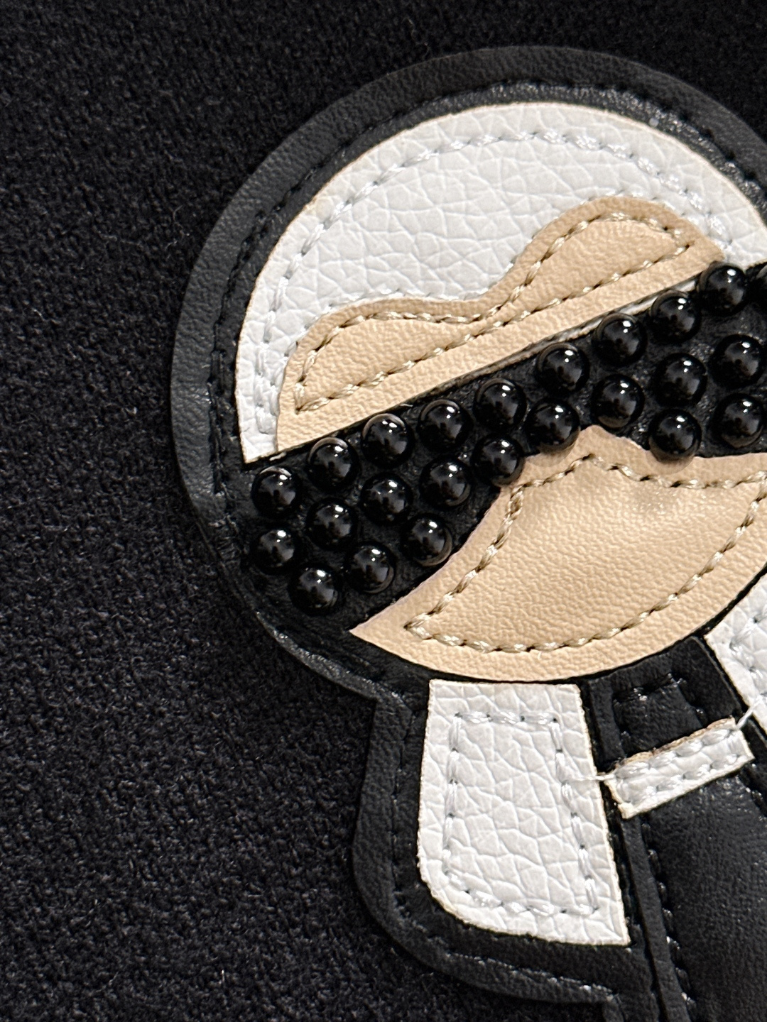 fendi 2025秋冬新款羊毛毛衣 高品质意大利进口羊毛混纺面料，高密度针织，时尚百搭毛衣，帅气十足。