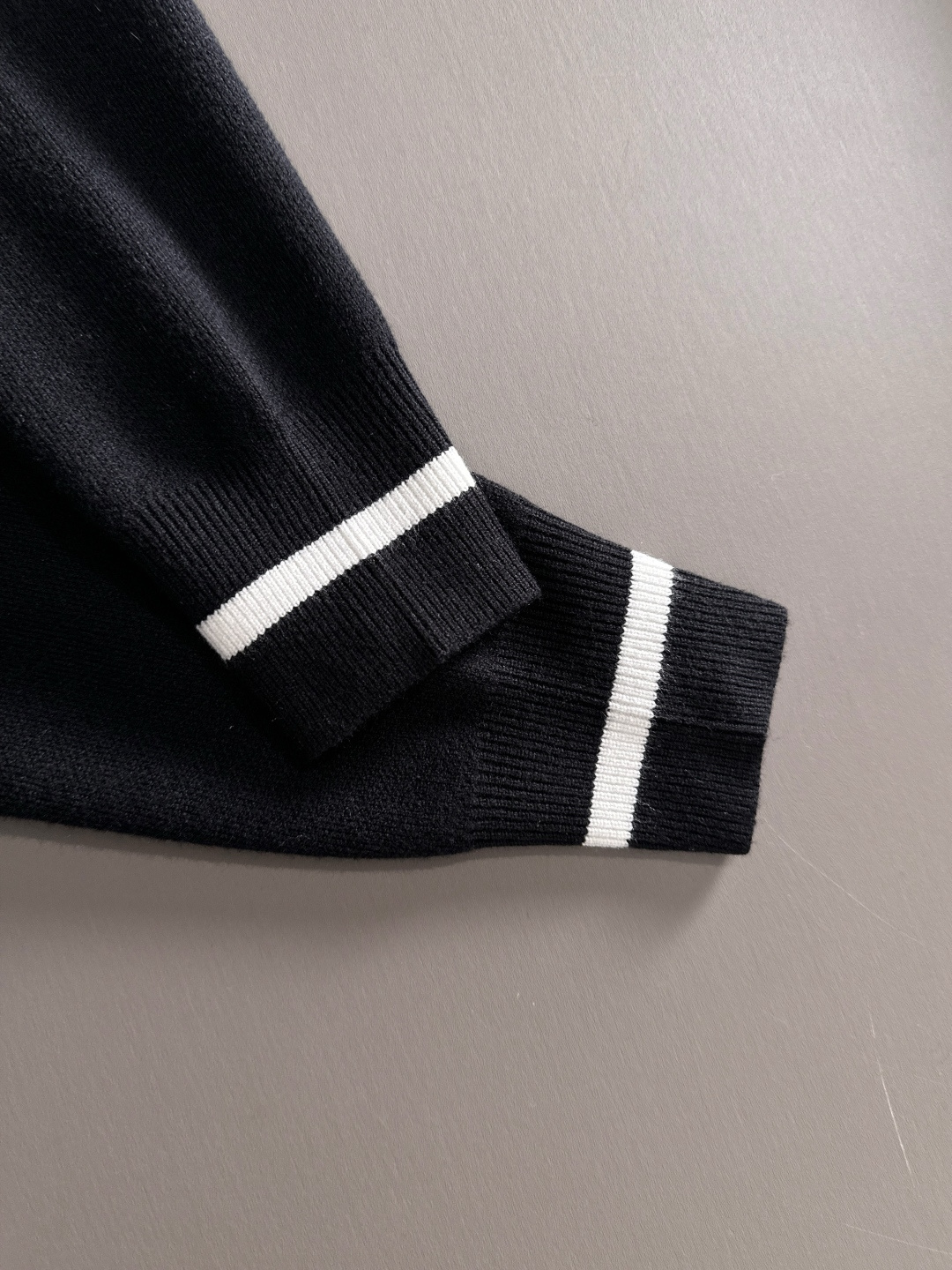 fendi 2025秋冬新款羊毛毛衣 高品质意大利进口羊毛混纺面料，高密度针织，时尚百搭毛衣，帅气十足。