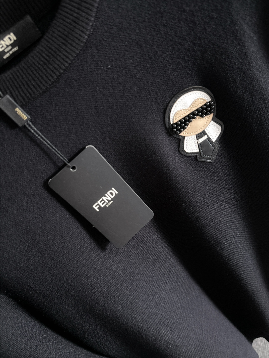 fendi 2025秋冬新款羊毛毛衣 高品质意大利进口羊毛混纺面料，高密度针织，时尚百搭毛衣，帅气十足。