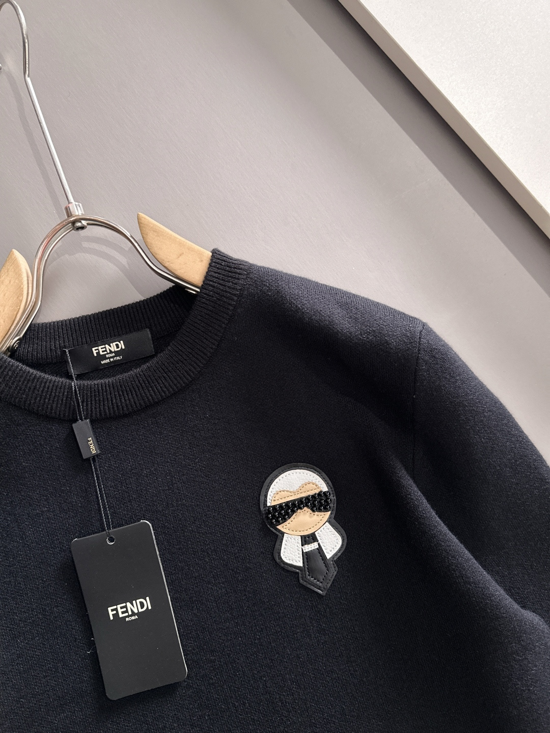 fendi 2025秋冬新款羊毛毛衣 高品质意大利进口羊毛混纺面料，高密度针织，时尚百搭毛衣，帅气十足。