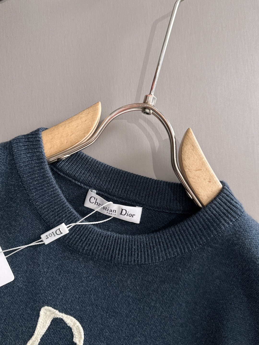 dior 2025秋冬新款羊毛毛衣 高品质意大利进口羊毛混纺面料，高密度针织，时尚百搭毛衣，帅气十足。经