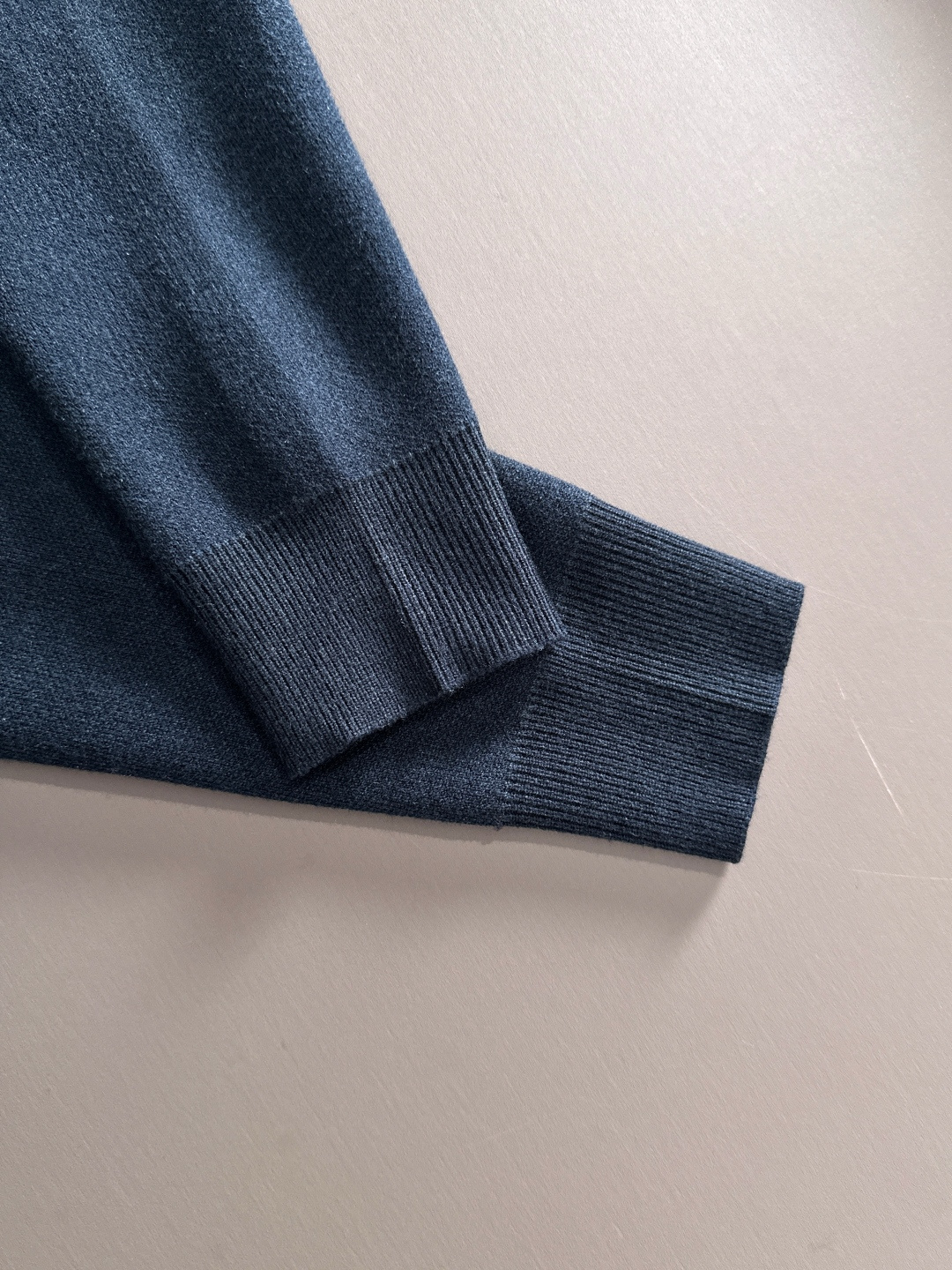 dior 2025秋冬新款羊毛毛衣 高品质意大利进口羊毛混纺面料，高密度针织，时尚百搭毛衣，帅气十足。经