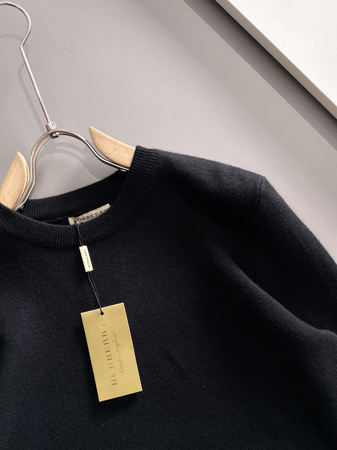 Burberry 2025秋冬新款羊毛毛衣 高品质意大利进口羊毛混纺面料，高密度针织，时尚百搭毛衣，帅气