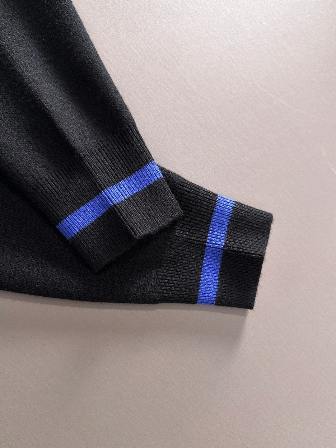 Burberry 2025秋冬新款羊毛毛衣 高品质意大利进口羊毛混纺面料，高密度针织，时尚百搭毛衣，帅气