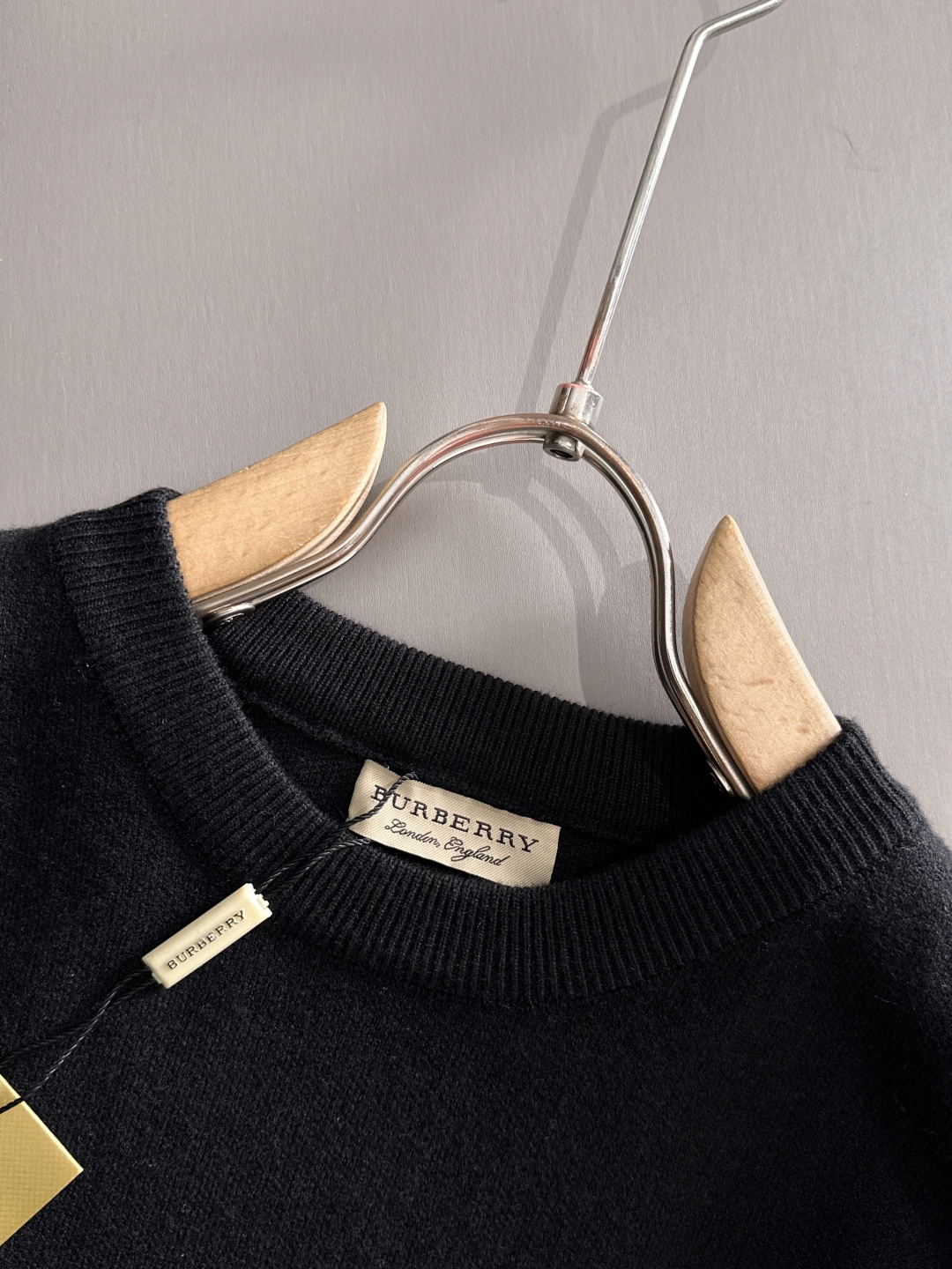 Burberry 2025秋冬新款羊毛毛衣 高品质意大利进口羊毛混纺面料，高密度针织，时尚百搭毛衣，帅气