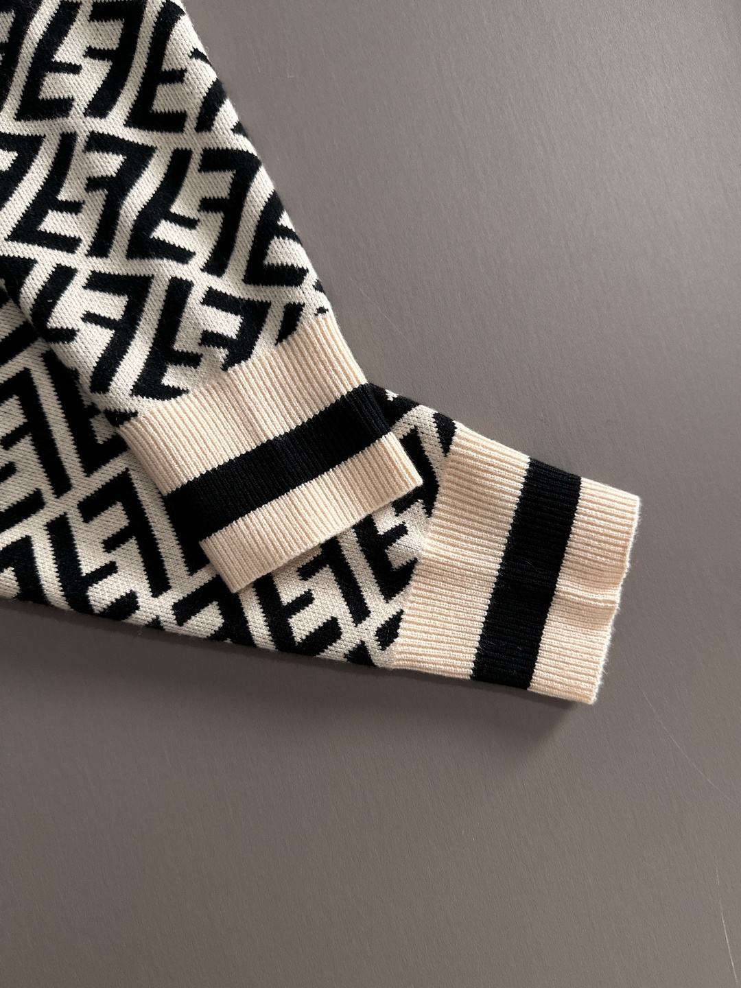 fendi 2025秋冬新款羊毛毛衣 高品质意大利进口羊毛混纺面料，高密度针织，时尚百搭毛衣，帅气十足。