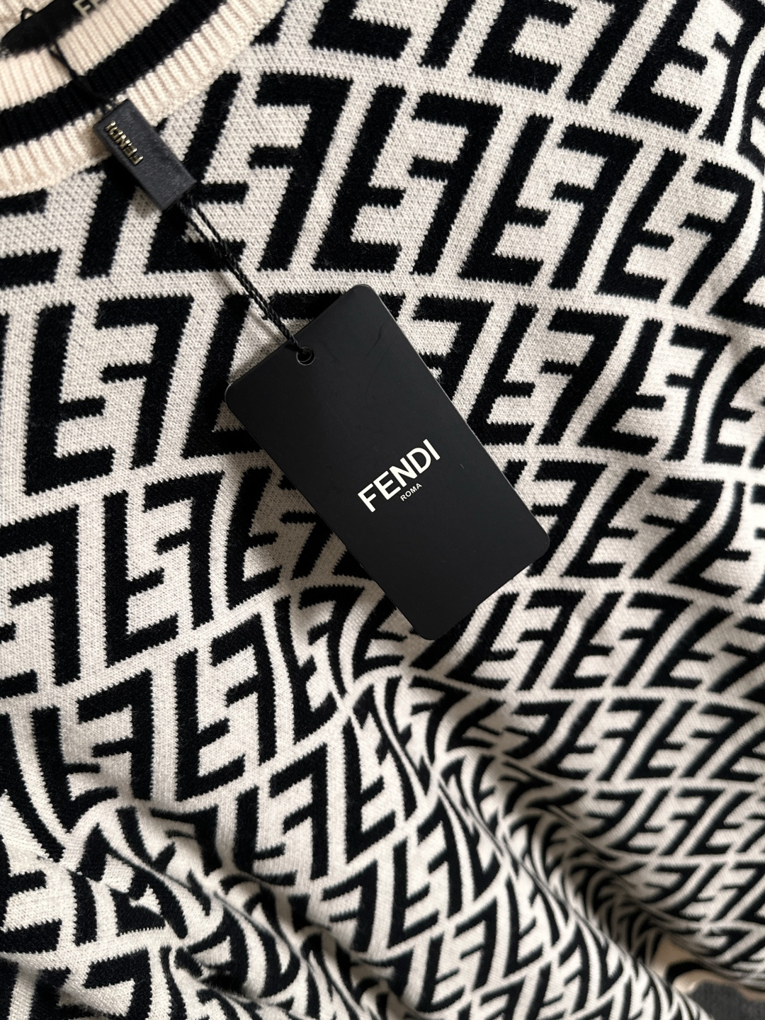 fendi 2025秋冬新款羊毛毛衣 高品质意大利进口羊毛混纺面料，高密度针织，时尚百搭毛衣，帅气十足。