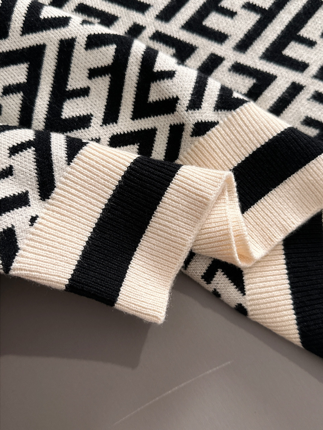 fendi 2025秋冬新款羊毛毛衣 高品质意大利进口羊毛混纺面料，高密度针织，时尚百搭毛衣，帅气十足。