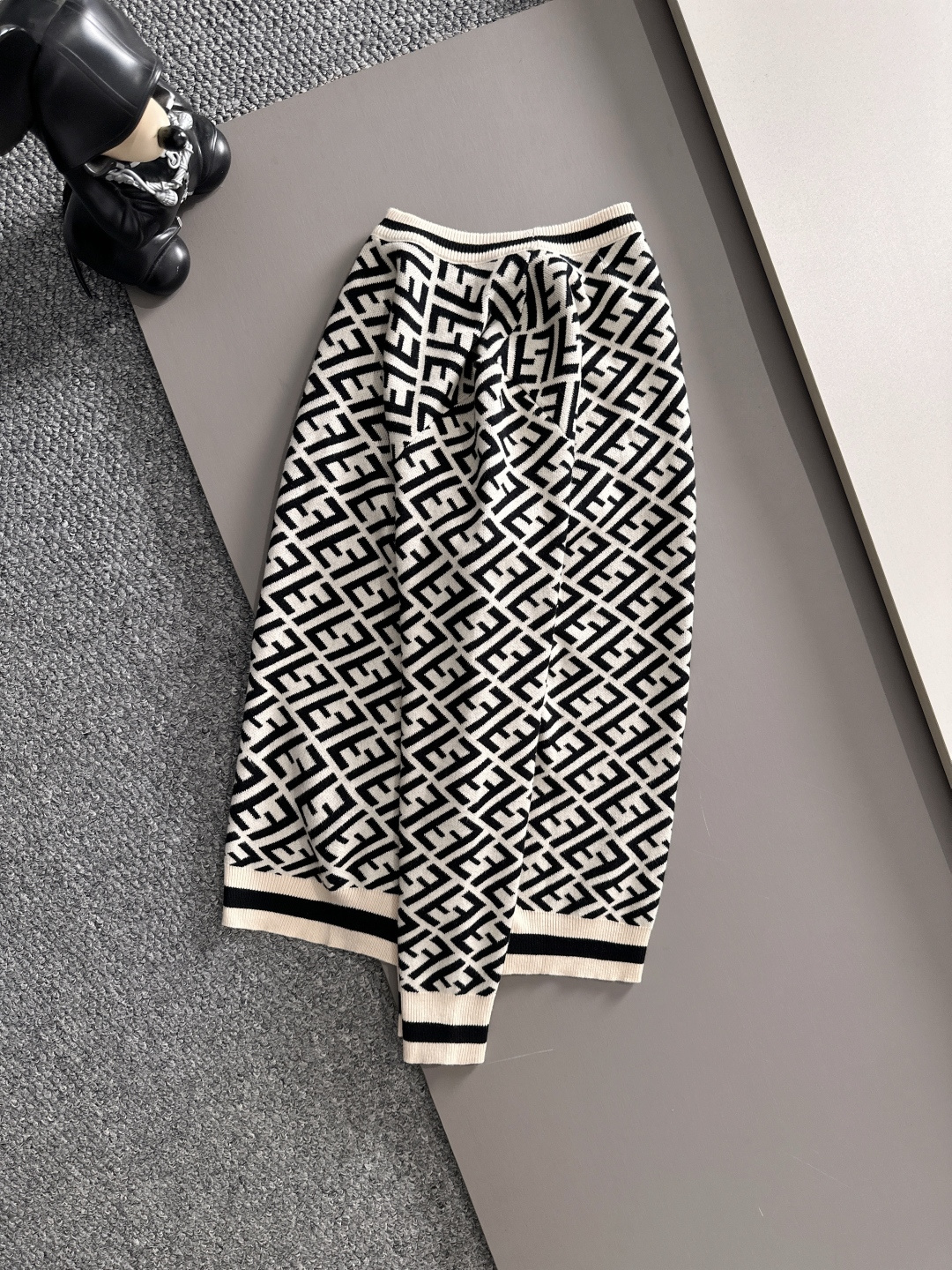 fendi 2025秋冬新款羊毛毛衣 高品质意大利进口羊毛混纺面料，高密度针织，时尚百搭毛衣，帅气十足。