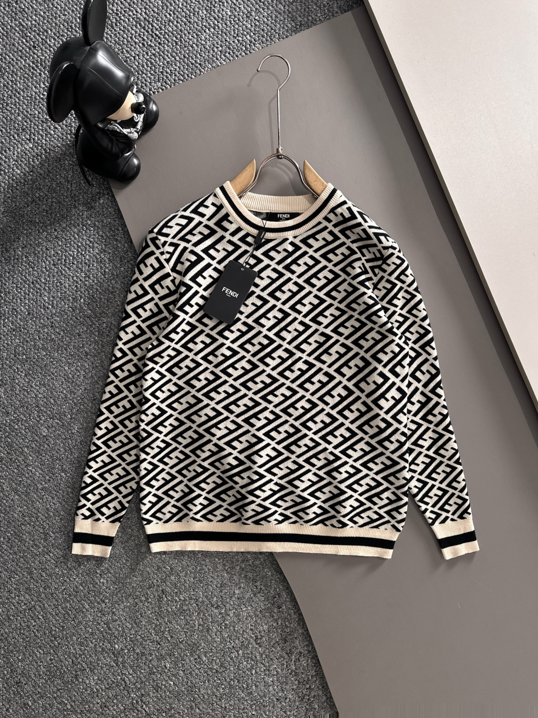 fendi 2025秋冬新款羊毛毛衣 高品质意大利进口羊毛混纺面料，高密度针织，时尚百搭毛衣，帅气十足。