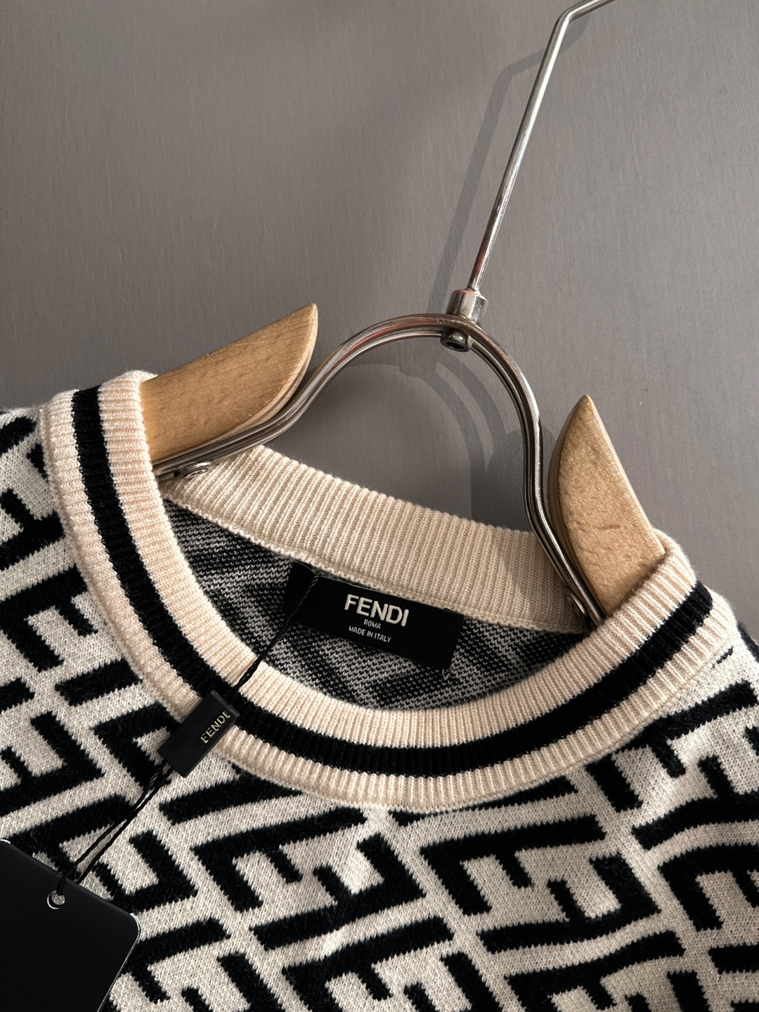 fendi 2025秋冬新款羊毛毛衣 高品质意大利进口羊毛混纺面料，高密度针织，时尚百搭毛衣，帅气十足。