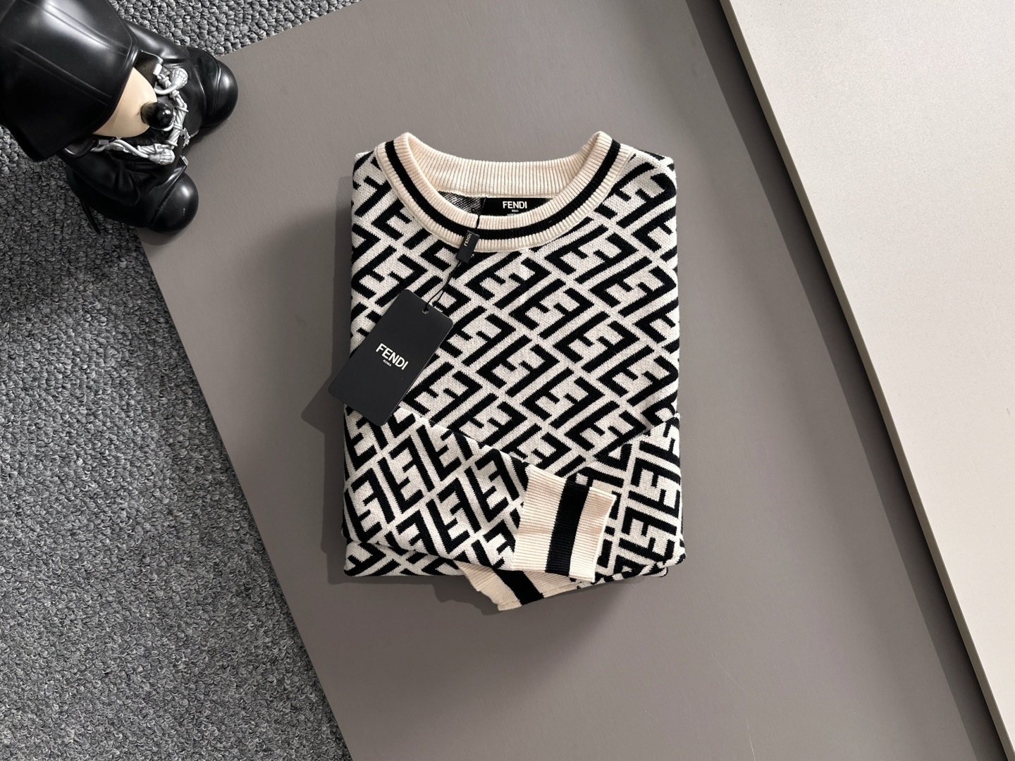 fendi 2025秋冬新款羊毛毛衣 高品质意大利进口羊毛混纺面料，高密度针织，时尚百搭毛衣，帅气十足。