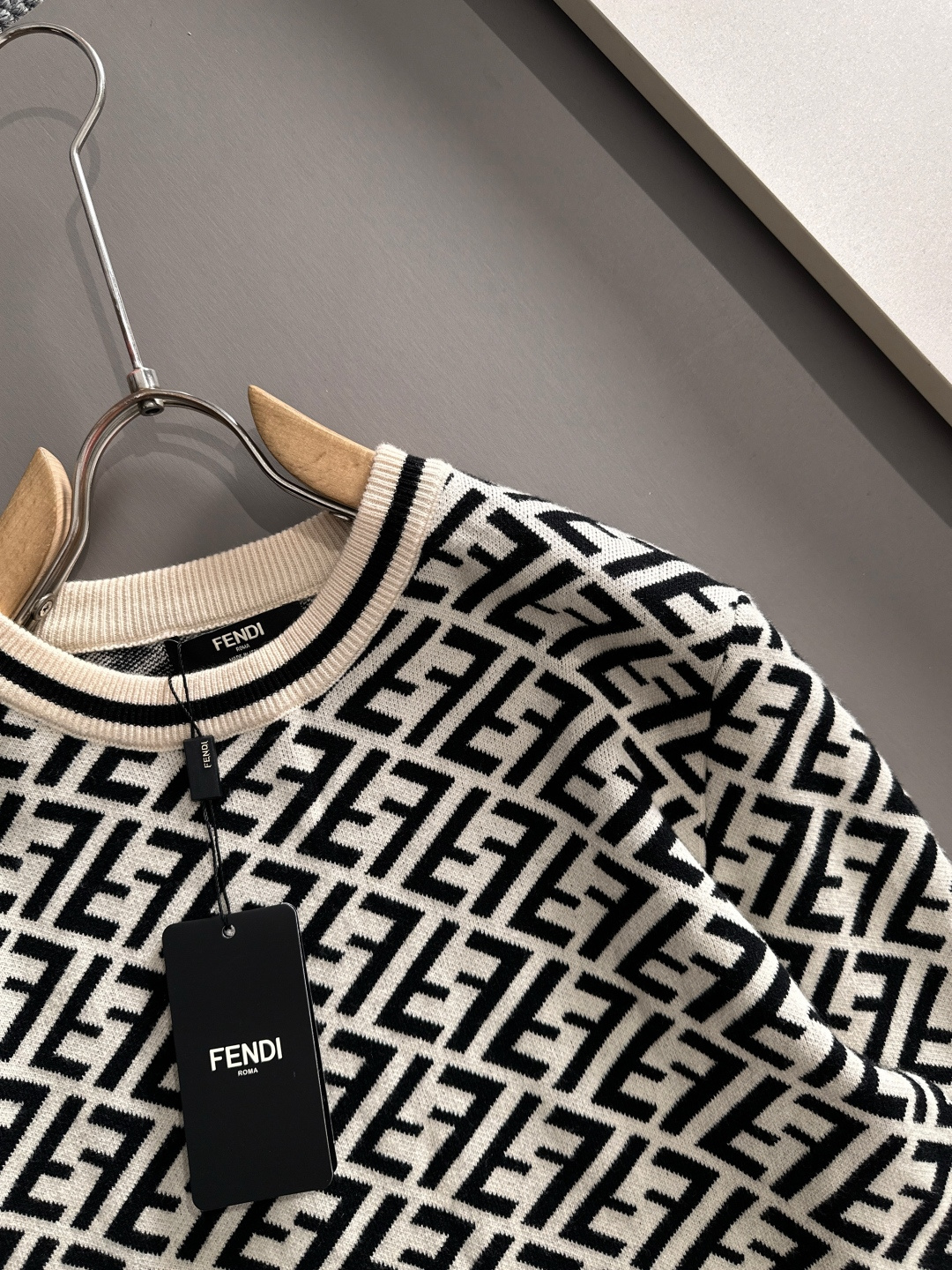 fendi 2025秋冬新款羊毛毛衣 高品质意大利进口羊毛混纺面料，高密度针织，时尚百搭毛衣，帅气十足。