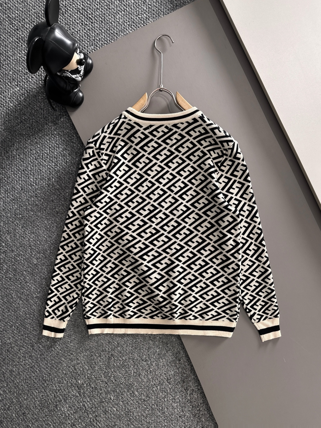 fendi 2025秋冬新款羊毛毛衣 高品质意大利进口羊毛混纺面料，高密度针织，时尚百搭毛衣，帅气十足。