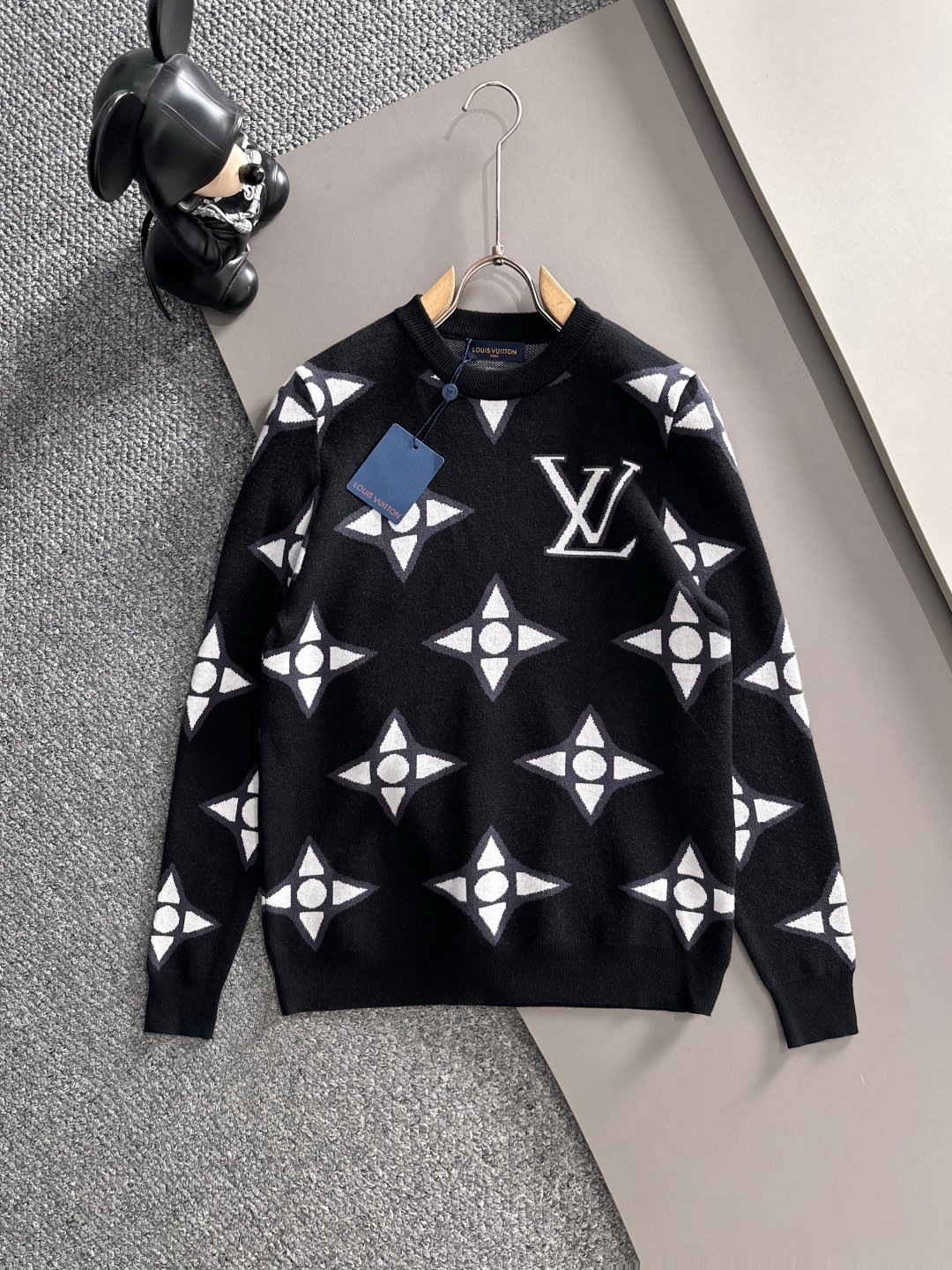 lv 2025秋冬新款羊毛毛衣 高品质意大利进口羊毛混纺面料，高密度针织，时尚百搭毛衣，帅气十足。经典L