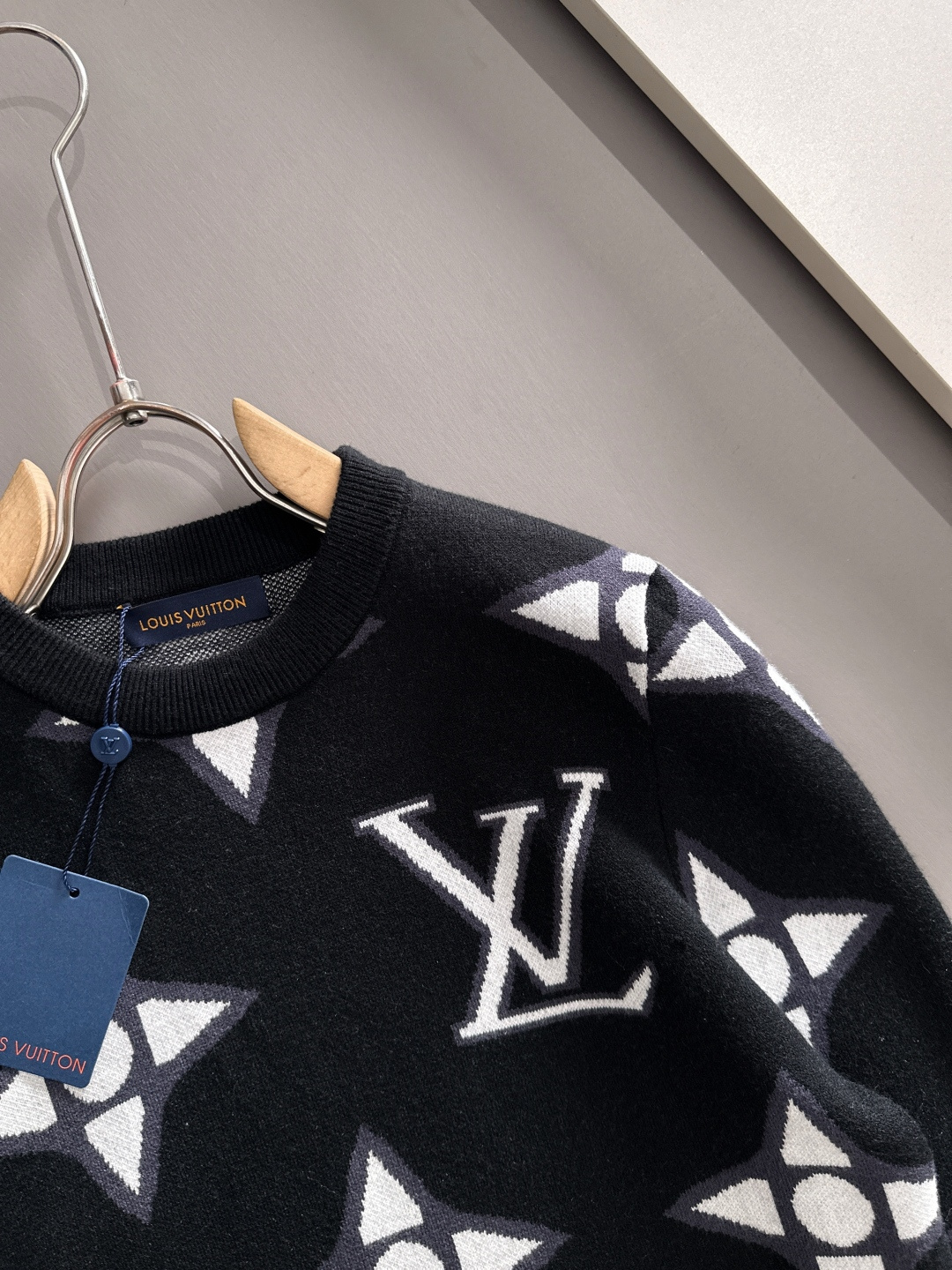 lv 2025秋冬新款羊毛毛衣 高品质意大利进口羊毛混纺面料，高密度针织，时尚百搭毛衣，帅气十足。经典L