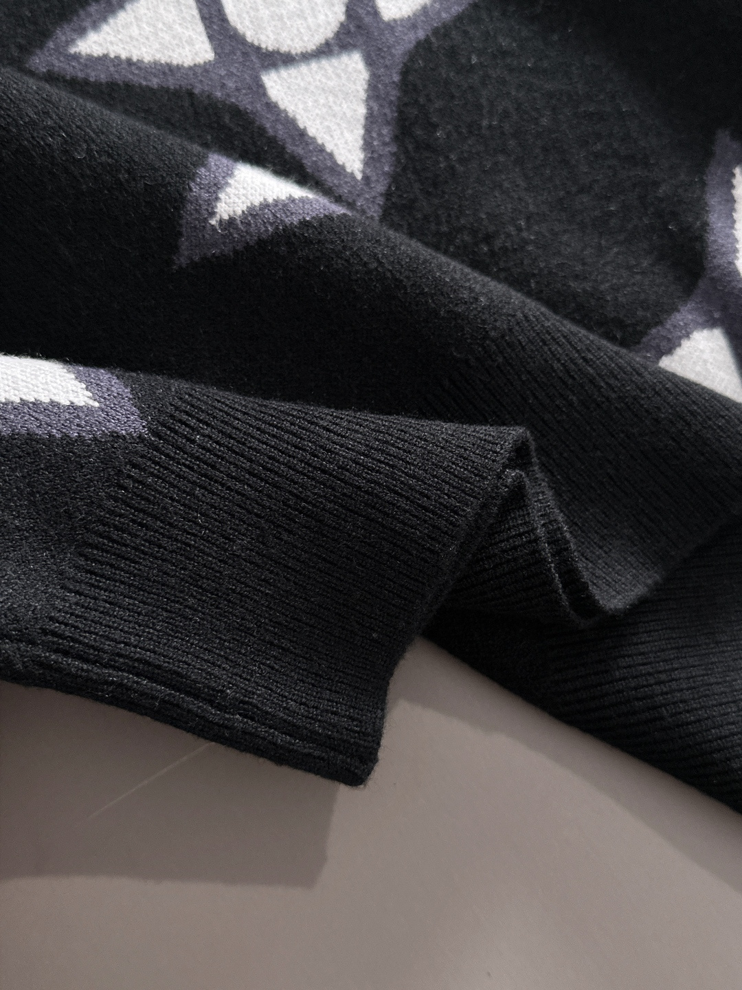 lv 2025秋冬新款羊毛毛衣 高品质意大利进口羊毛混纺面料，高密度针织，时尚百搭毛衣，帅气十足。经典L