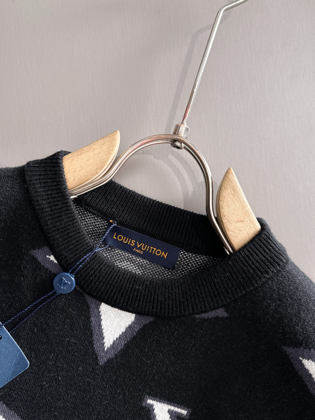 lv 2025秋冬新款羊毛毛衣 高品质意大利进口羊毛混纺面料，高密度针织，时尚百搭毛衣，帅气十足。经典L