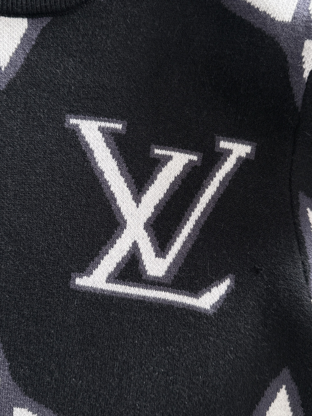 lv 2025秋冬新款羊毛毛衣 高品质意大利进口羊毛混纺面料，高密度针织，时尚百搭毛衣，帅气十足。经典L