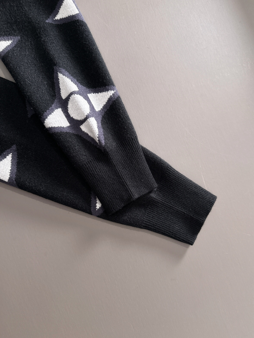 lv 2025秋冬新款羊毛毛衣 高品质意大利进口羊毛混纺面料，高密度针织，时尚百搭毛衣，帅气十足。经典L