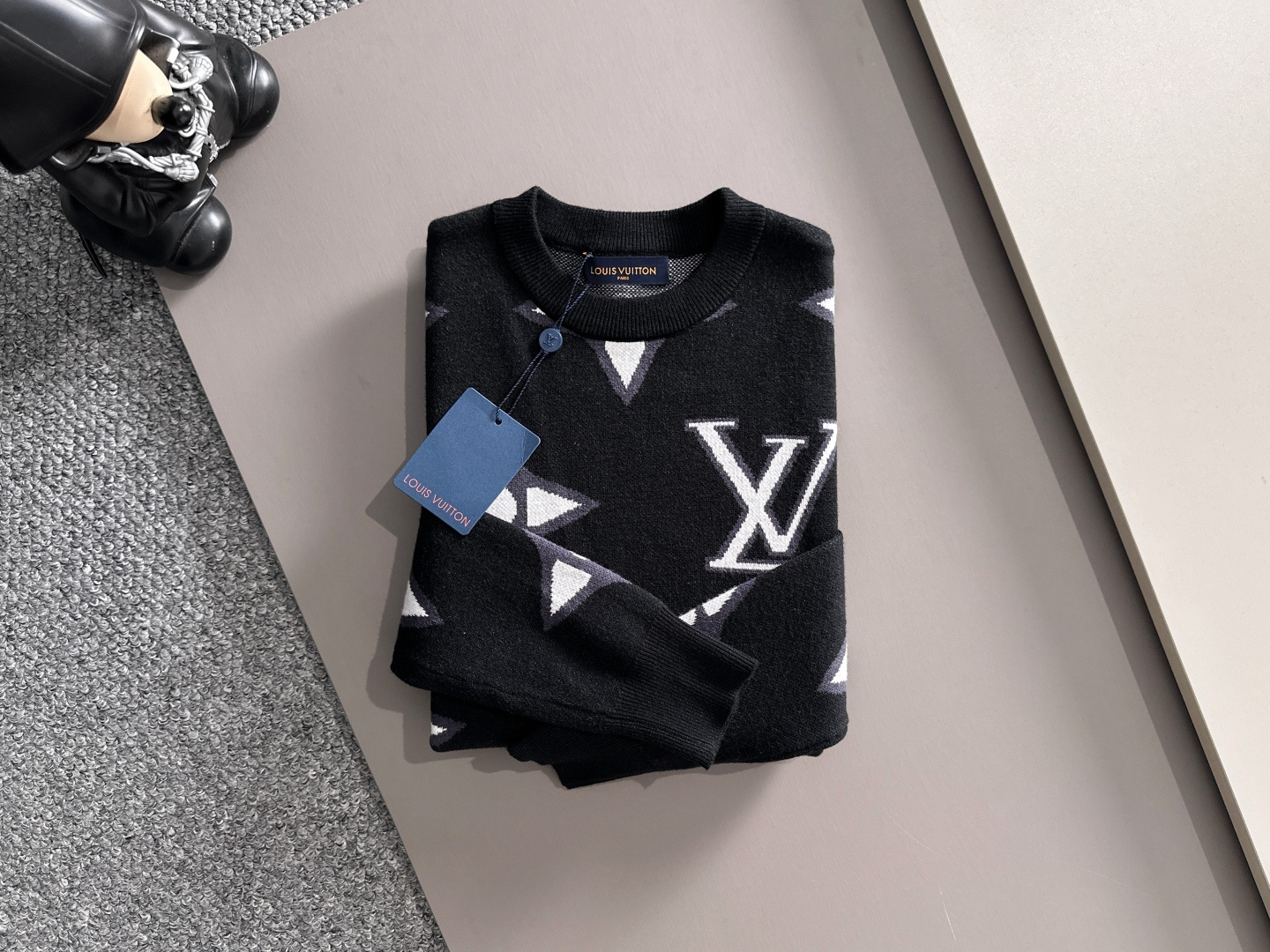 lv 2025秋冬新款羊毛毛衣 高品质意大利进口羊毛混纺面料，高密度针织，时尚百搭毛衣，帅气十足。经典L