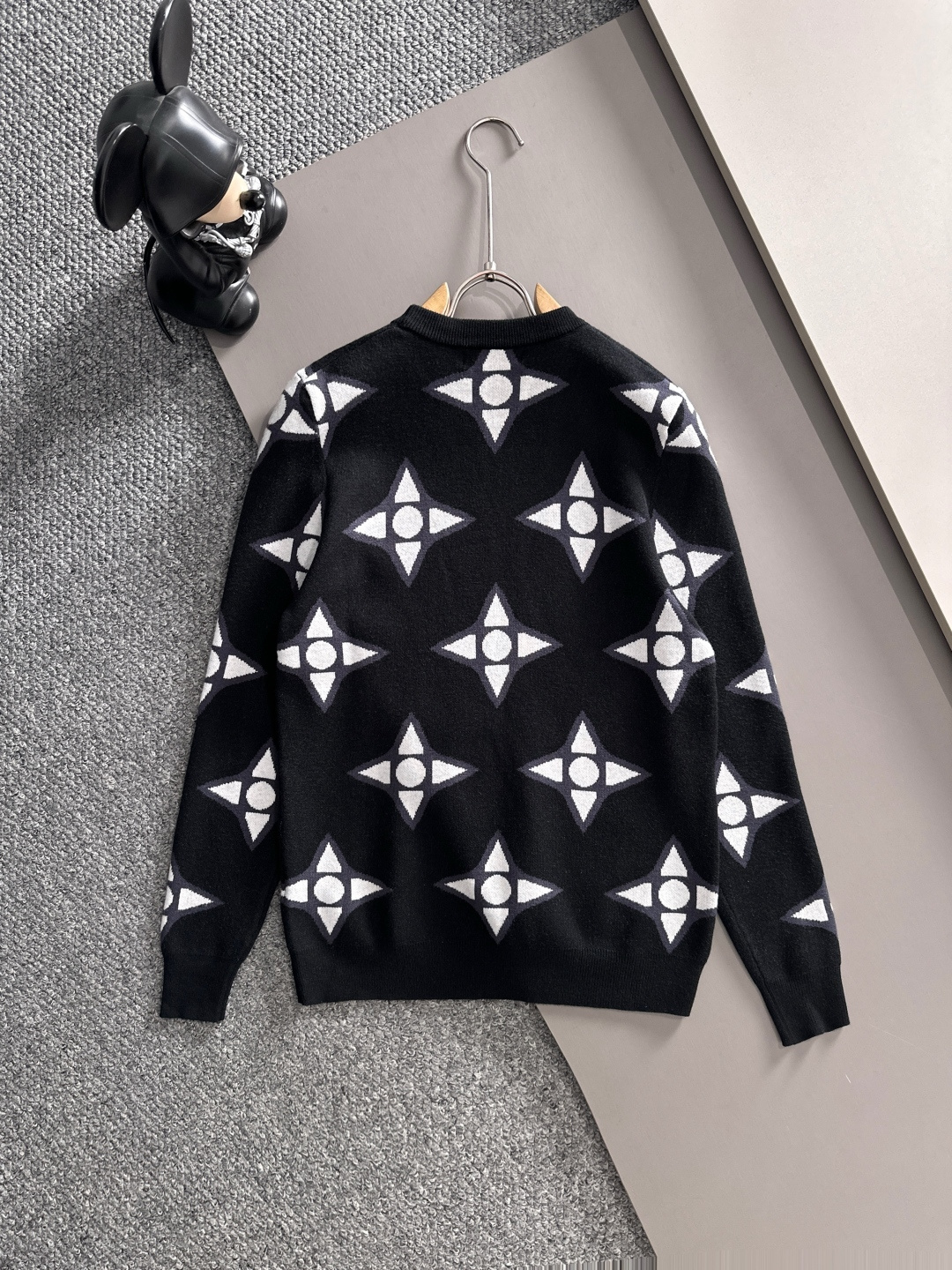 lv 2025秋冬新款羊毛毛衣 高品质意大利进口羊毛混纺面料，高密度针织，时尚百搭毛衣，帅气十足。经典L