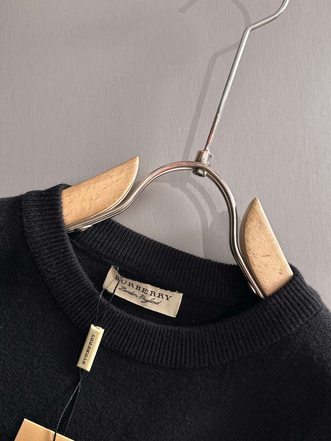 Burberry 2025秋冬新款羊毛毛衣 高品质意大利进口羊毛混纺面料，高密度针织，时尚百搭毛衣，帅气