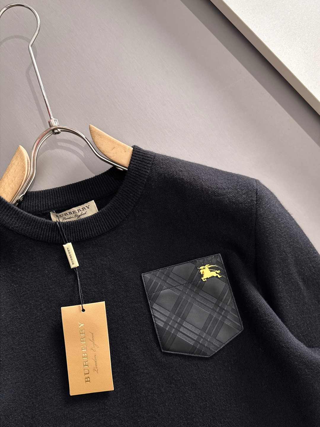 Burberry 2025秋冬新款羊毛毛衣 高品质意大利进口羊毛混纺面料，高密度针织，时尚百搭毛衣，帅气