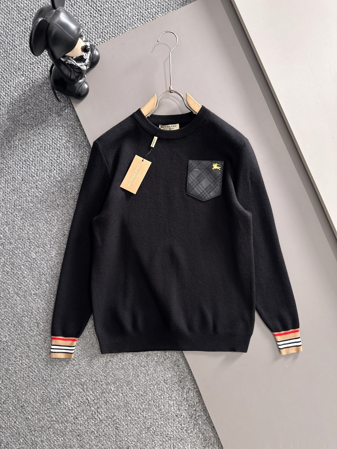 Burberry 2025秋冬新款羊毛毛衣 高品质意大利进口羊毛混纺面料，高密度针织，时尚百搭毛衣，帅气