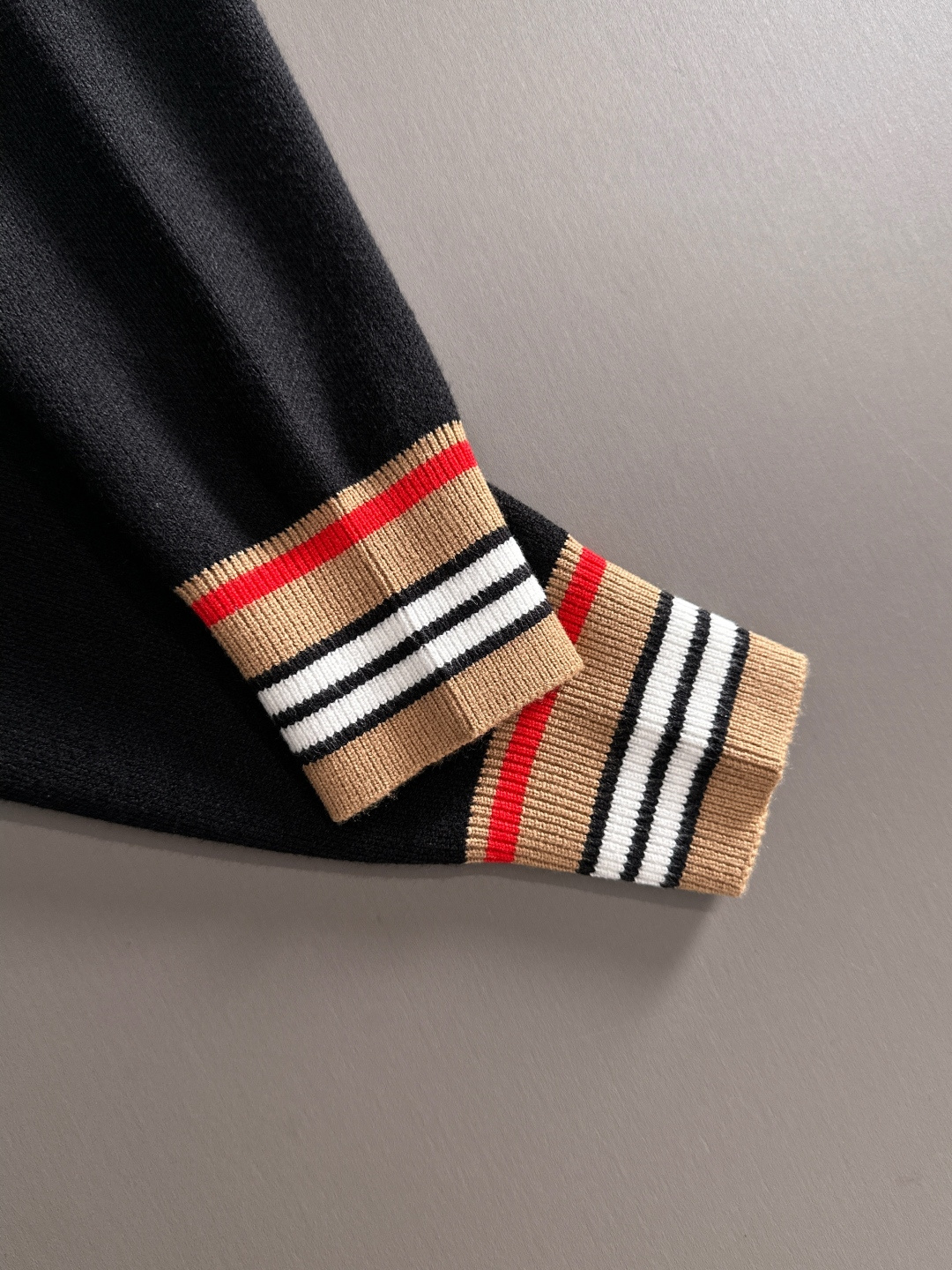 Burberry 2025秋冬新款羊毛毛衣 高品质意大利进口羊毛混纺面料，高密度针织，时尚百搭毛衣，帅气