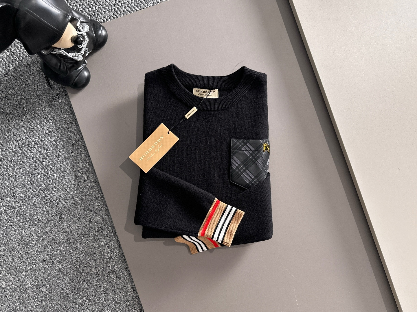 Burberry 2025秋冬新款羊毛毛衣 高品质意大利进口羊毛混纺面料，高密度针织，时尚百搭毛衣，帅气