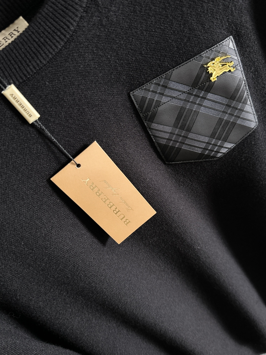 Burberry 2025秋冬新款羊毛毛衣 高品质意大利进口羊毛混纺面料，高密度针织，时尚百搭毛衣，帅气
